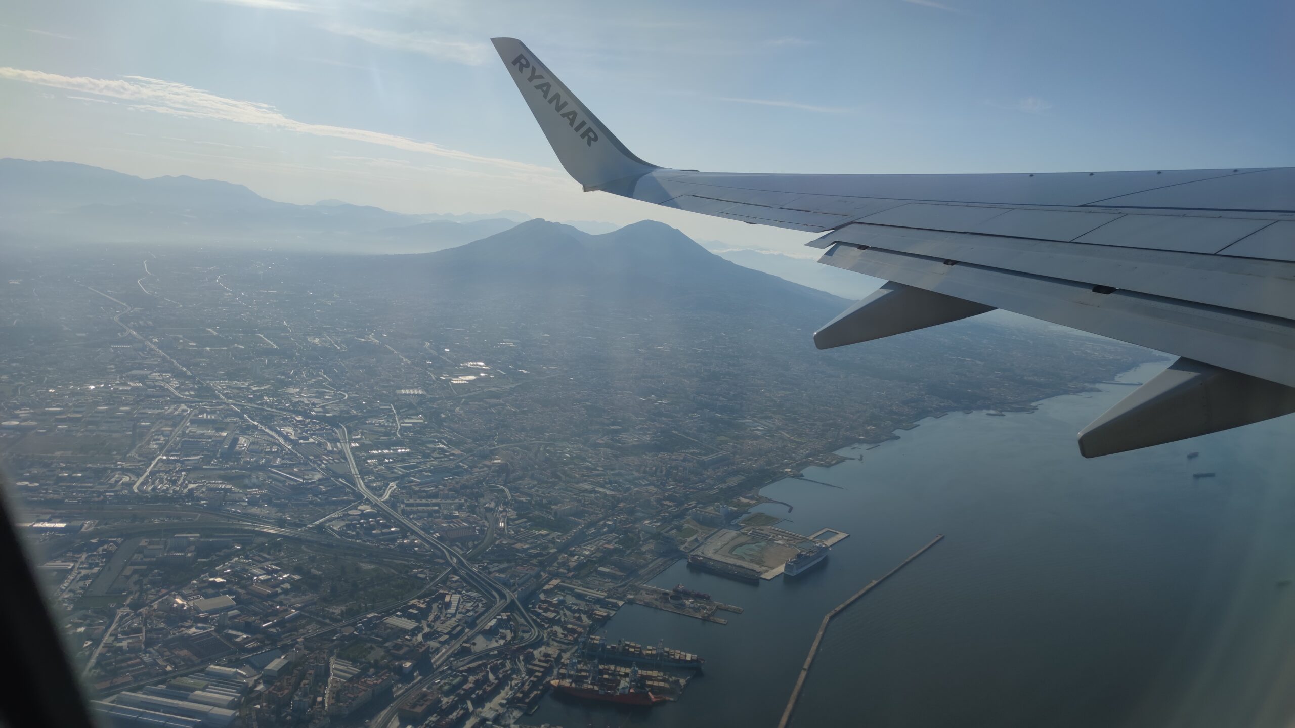 Turismo: un volo in partenza da Napoli (foto: Enrico Parolisi)