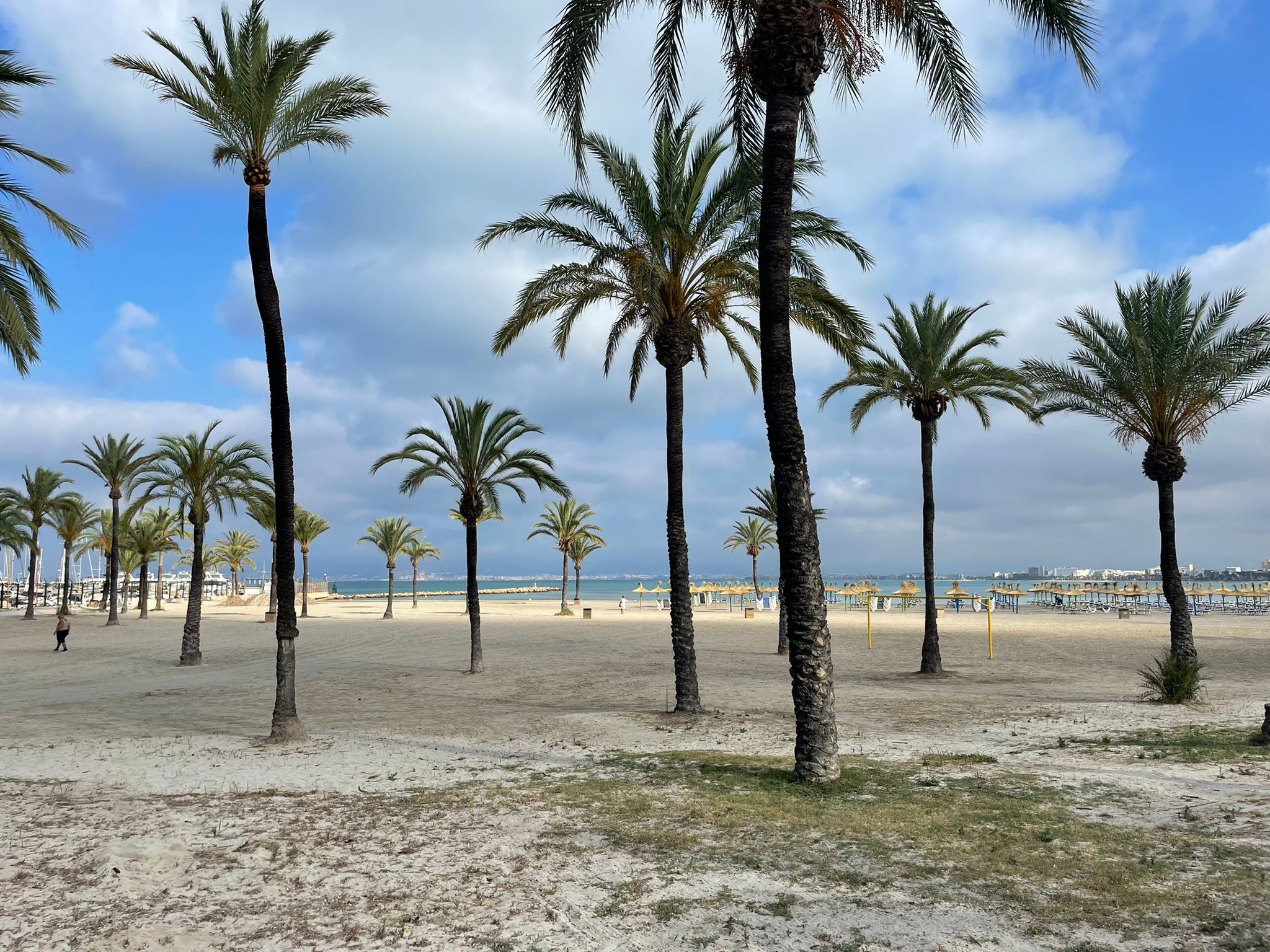 L'Arenal, la spiaggia di Palma di Maiorca: Pasqua 2022 vede Spagna e Grecia come mete gettonate