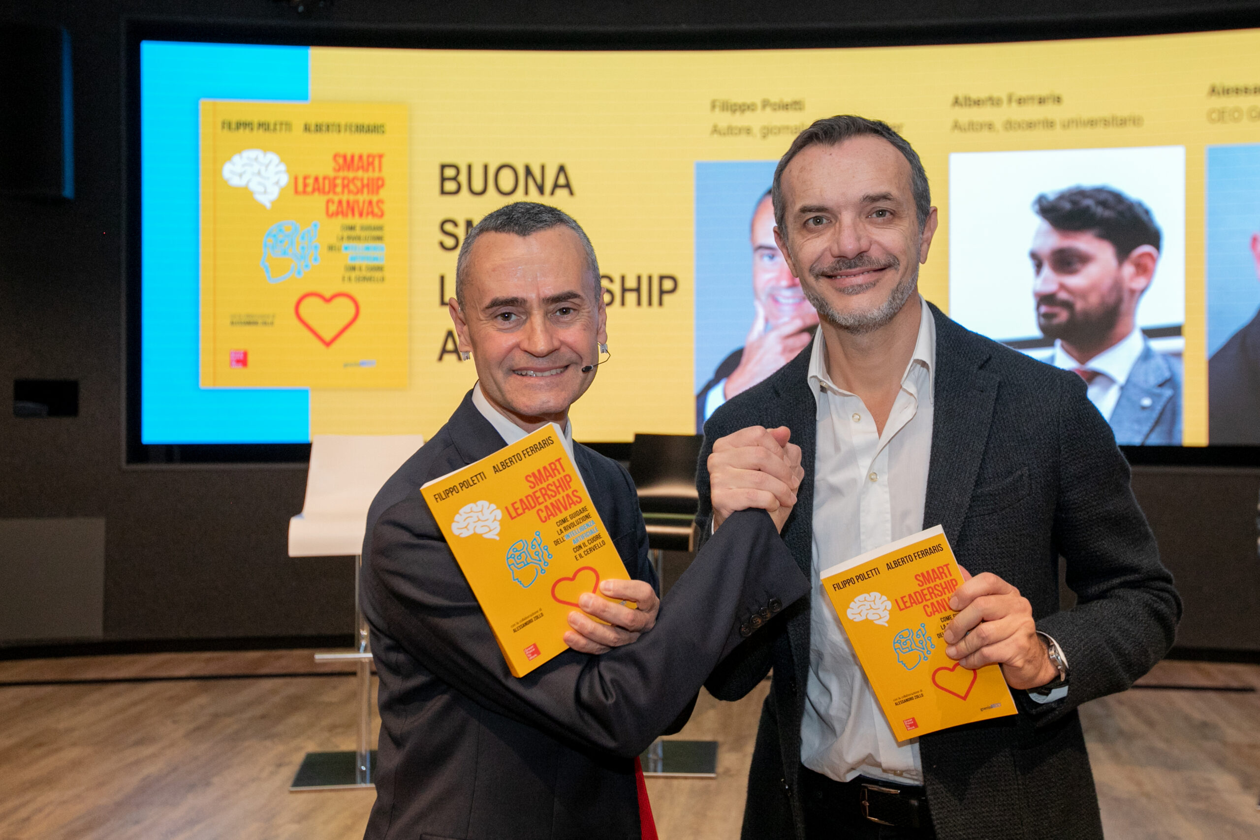 Filippo Poletti con il suo libro Smart Leadership insieme al CEO di Microsoft Italia Vincenzo Esposito